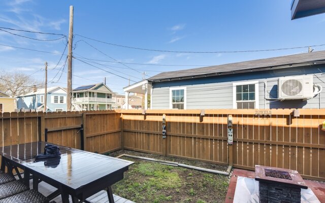 Hot Tub & Yard: Jimmy Buffet-themed Galveston Home