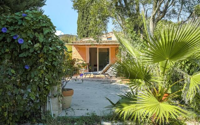 Cozy Holiday Home in Grimaud with Beach Near