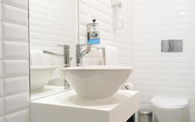 Chiado modern apt with ac elevator green terrace