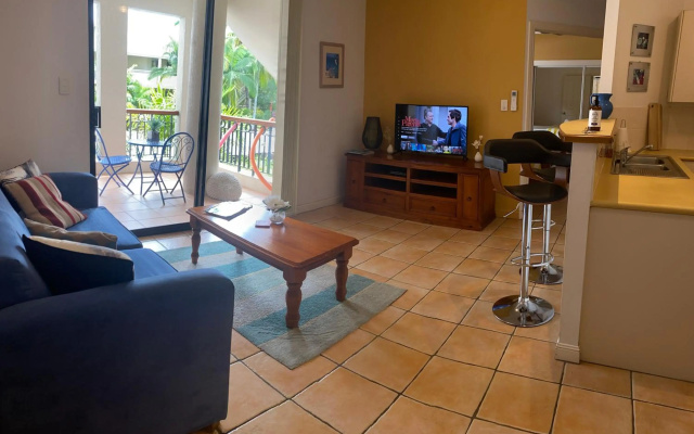 Tropical One Bedroom Apartment at The Mediterranean – Guest Rooms – Port Douglas