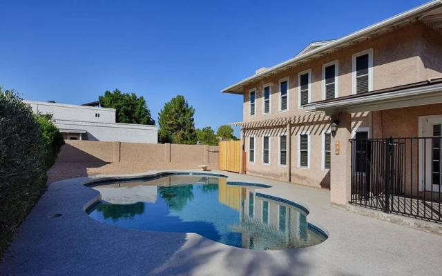 Spacious Updated 2 Masters POOL