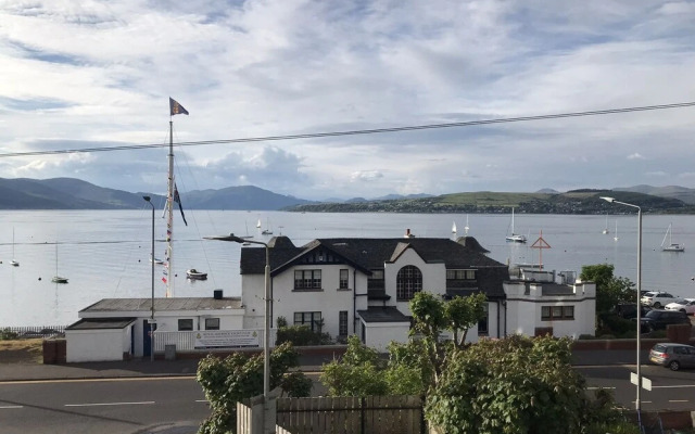 3-bed Apartment - Sleeps 6 - Parking, Wifi, Pets