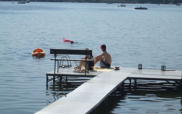 Lake Ripley Lodge w Lake Front Rooms, Grand Porch, Kayaks & Paddleboard