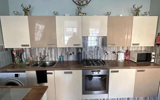 Charming 2-bedroom Apartment Located in Ayr