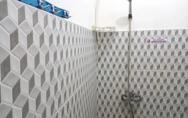 RedDoorz @ Luxury Homestay near Aloha Waru Surabaya