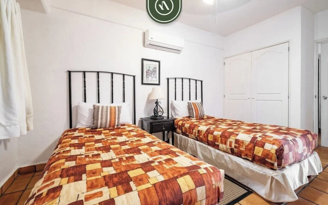 Amazing 2 BR Condo Overlooking the Pool - Romantic Zone