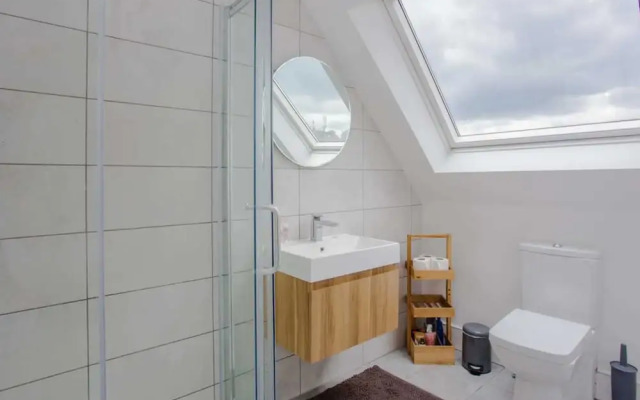 Bright and Airy 3 Bedroom Maisonette in South London