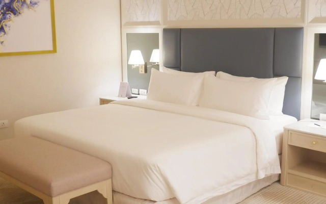 Royce Hotel & Casino