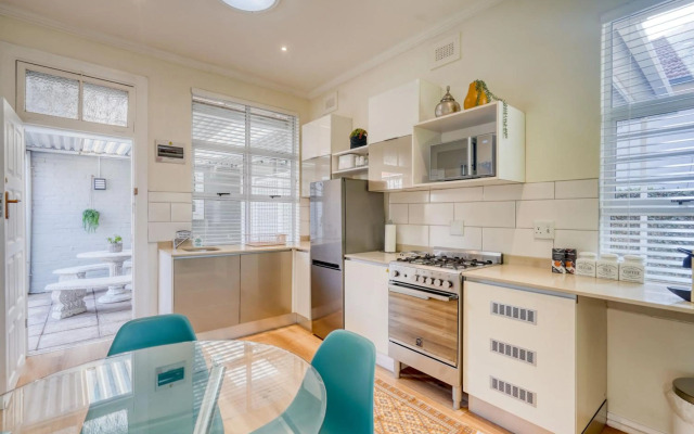 Hampton Collection - Stylish 3 Sleeper Apartment with Pool