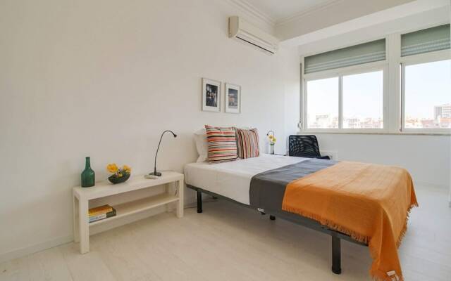 Modern 2 Bedroom Apartment With Views in Lisbon