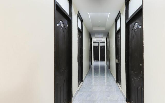 Capital O 49024 Aryavart Hotel