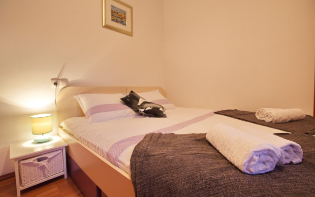 Apartment Neno - 50 m from center: Ana Jelsa, Island Hvar
