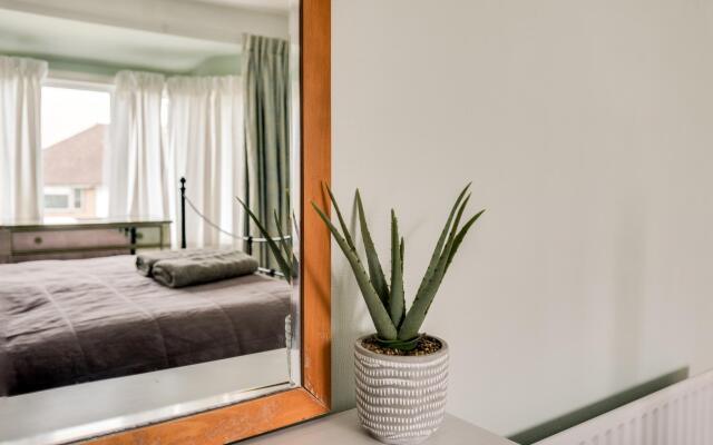 Cheerfull 3-bedroom Home With Parking Garden