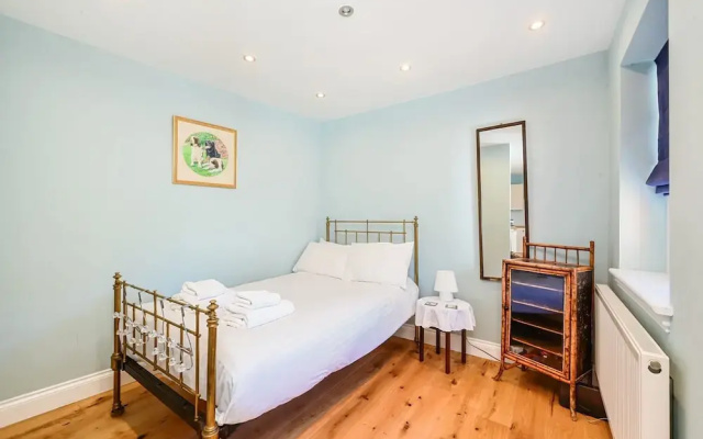 Host Stay Blue Bolthole on Vicarage Lane
