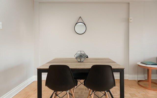 Bold Downtown Montréal Suites by Sonder
