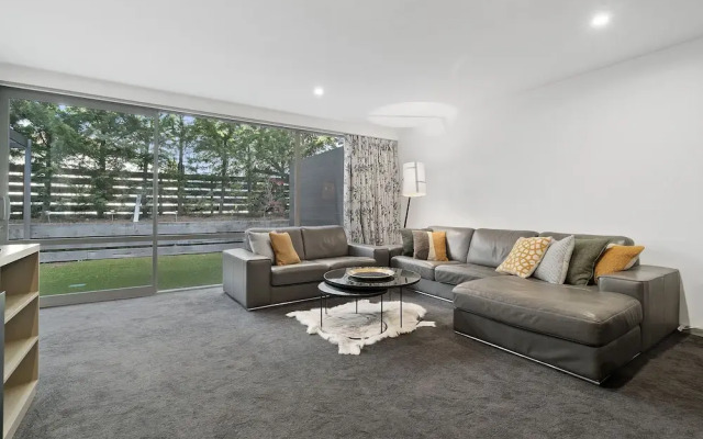 Central Location - Contemporary 2 Bedroom Aptm