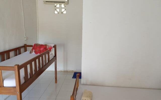 Flores One Love Homestay Hostel and Tours