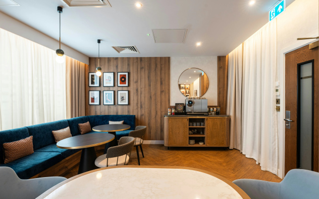 Doubletree by Hilton Angel Kings Cross - Image 2
