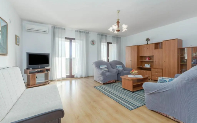Apartment Paola for Max 7 Pax with 3 Bedrooms Large Garden And Spacious Balconies Overlooking the Sea - Apartment in Porec - Photo 2