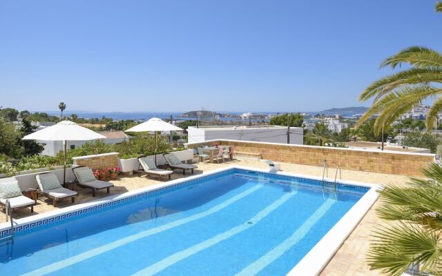 Posh Holiday Home With Pool, Library & Scenic Views in Jesus