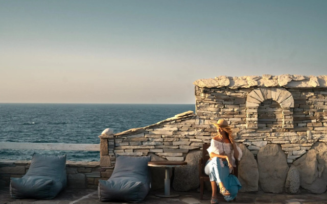 Cavos Bay Hotel and Studios