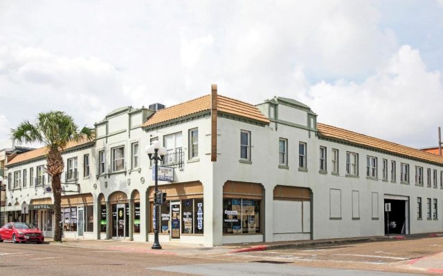 OYO Historic Cameron Hotel Brownsville I-69E