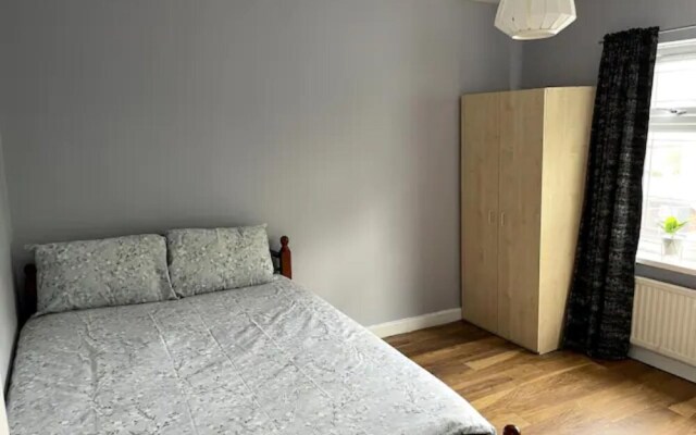 Modern 5 Bedroom Family House - 18 Mins to Station