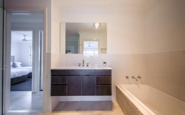 Escape At Nobbys Executive Townhouse 1 74 Pacific Drive – Guest Rooms – Port Macquarie