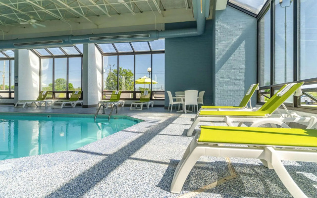 Comfort Inn & Suites Evansville Airport