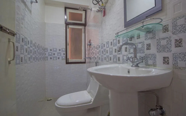 Rising Inn by OYO Rooms