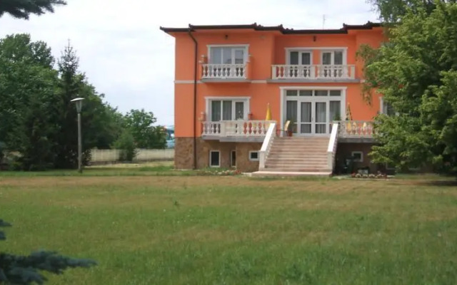 Báró Palace