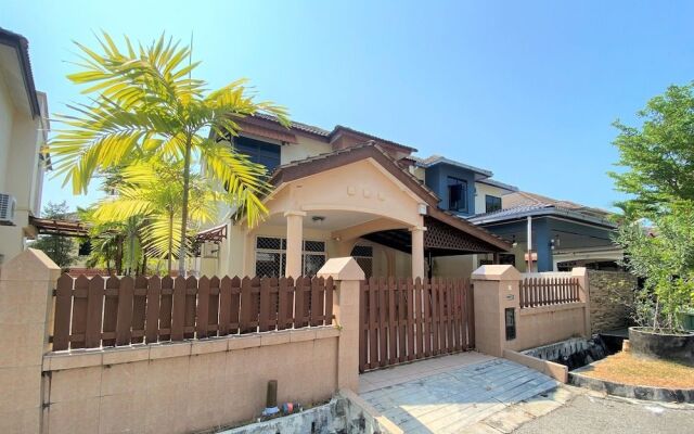 OYO 90199 Homely&cozy House