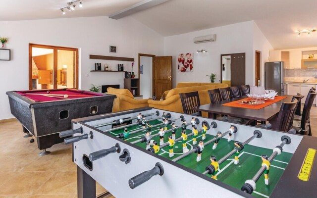 Amazing Home in Krnica with Hot Tub, WiFi & 4 Bedrooms
