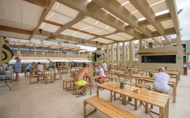 Hotel Oasis Salinas Sea