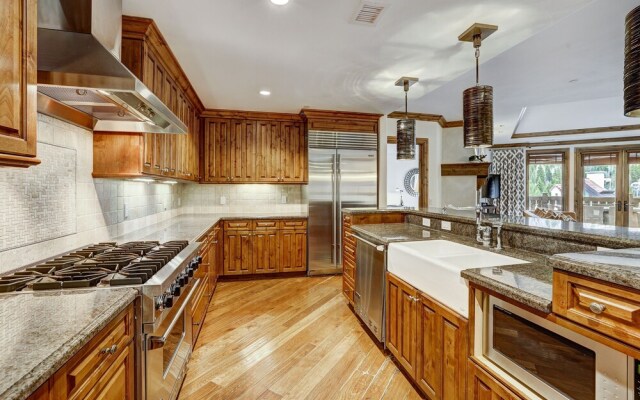 Arrabelle Luxury 4 BR Condo- Close To The Mountain by RedAwning - Save 20% on 7+ Nights!