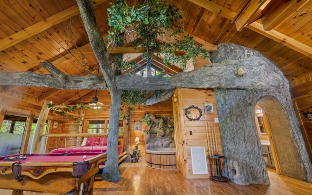 Gatlinburg Enchanted Treehouse 1 Bedroom Home by Redawning