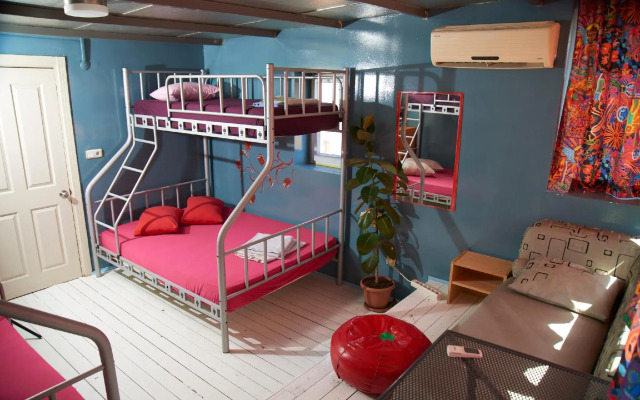 Chilloutlya Hostel&Bar