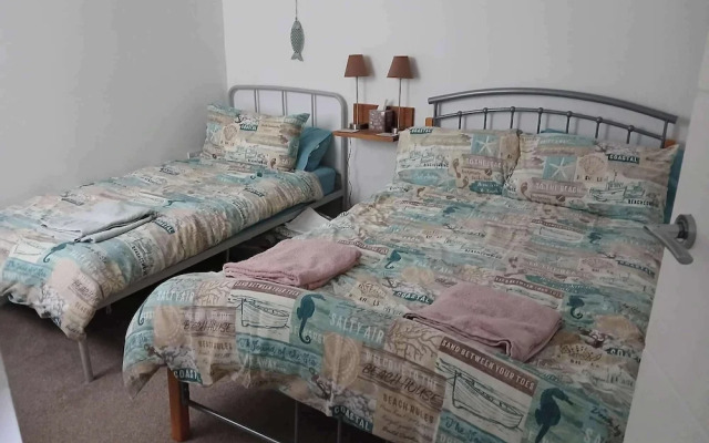 2 Bed-sleeps 5- Street Parking-3 Min to Beach