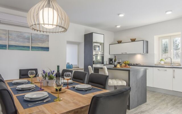 Beautiful Stone House with Large Garden And Private Pool