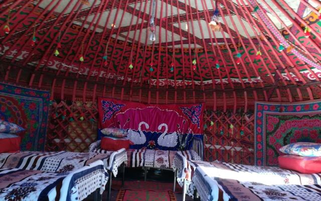 Юртовый лагерь Azamat на озере Сонкёль