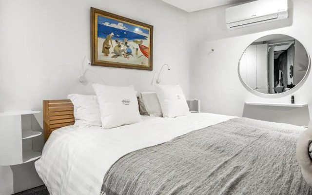 17 Marine, Designer SOLAR powered Apt
