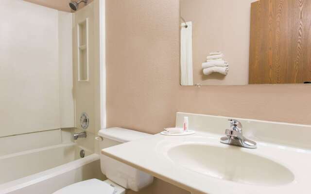 Super 8 by Wyndham Austin MN