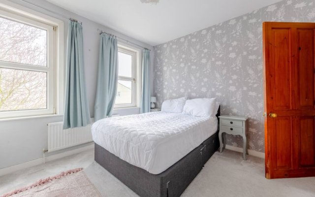 Homely and Spacious 2 Bedroom House - Stratford