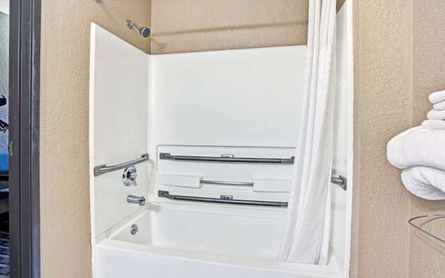 Super 8 by Wyndham Roseville/Detroit Area