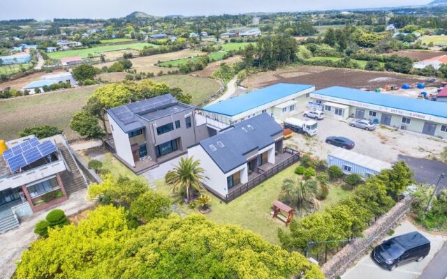 Jeju Batdol Pension