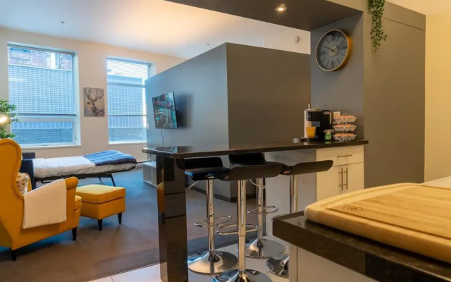 Comfy DT Loft w Parking Rooftop Patio BBQ Gym