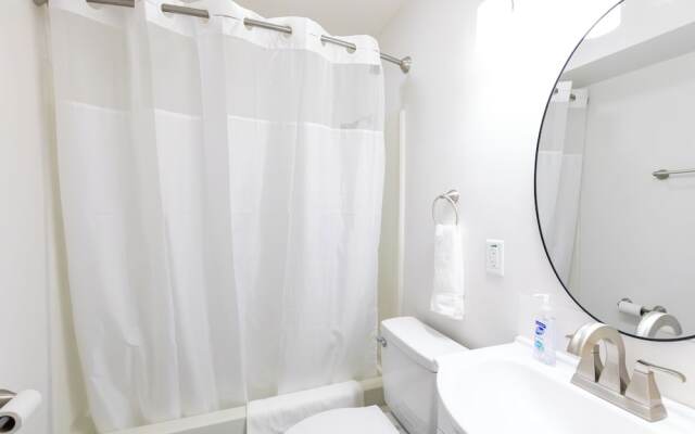 Anchor Bay Inn and Suites