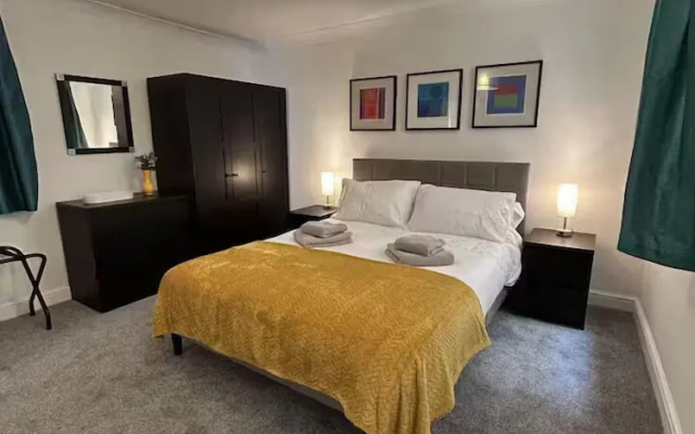 Stunning 1BR Apt in Central Cheltenham