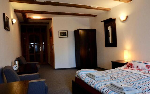 Academus - Cafe/Pub & Guest House