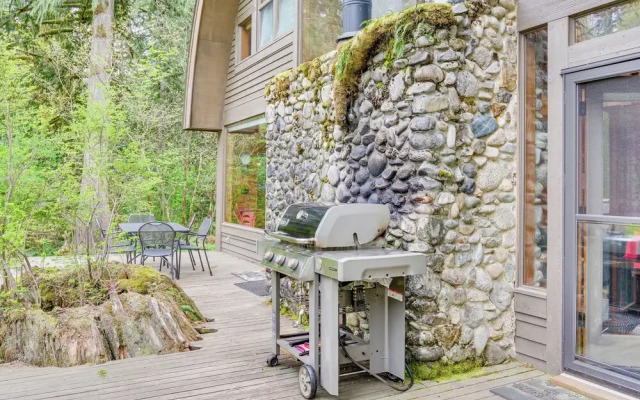 Riverfront Skykomish Cabin w/ Private Hot Tub!